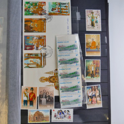 Collection timbres du monde neufs et oblitérés en 8 albums.