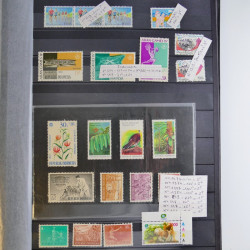 Collection timbres du monde neufs et oblitérés en 8 albums.
