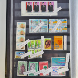 Collection timbres du monde neufs et oblitérés en 8 albums.