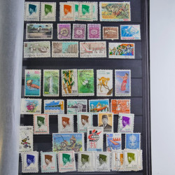 Collection timbres du monde neufs et oblitérés en 8 albums.