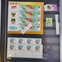Collection timbres du monde neufs et oblitérés en 8 albums.