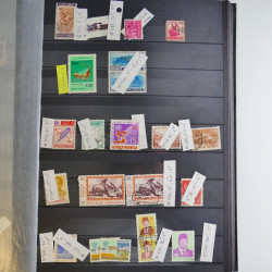 Collection timbres du monde neufs et oblitérés en 8 albums.