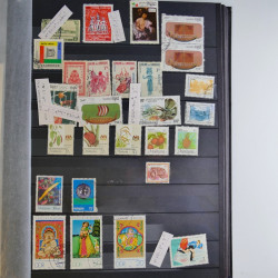 Collection timbres du monde neufs et oblitérés en 8 albums.