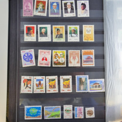 Collection timbres du monde neufs et oblitérés en 8 albums.