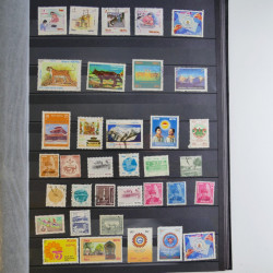 Collection timbres du monde neufs et oblitérés en 8 albums.