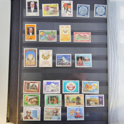 Collection timbres du monde neufs et oblitérés en 8 albums.