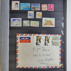 Collection timbres du monde neufs et oblitérés en 8 albums.