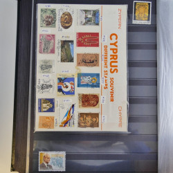 Collection timbres du monde neufs et oblitérés en 8 albums.