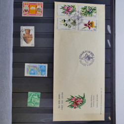 Collection timbres du monde neufs et oblitérés en 8 albums.
