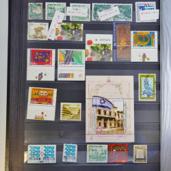 Collection timbres du monde neufs et oblitérés en 8 albums.
