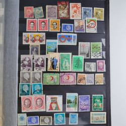 Collection timbres du monde neufs et oblitérés en 8 albums.