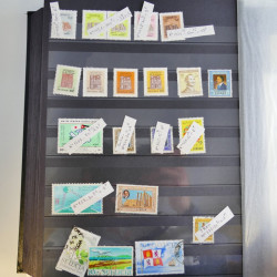 Collection timbres du monde neufs et oblitérés en 8 albums.