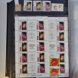 Collection timbres du monde neufs et oblitérés en 8 albums.