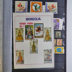 Collection timbres du monde neufs et oblitérés en 8 albums.