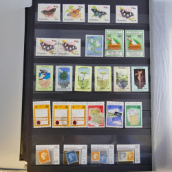 Collection timbres du monde neufs et oblitérés en 8 albums.