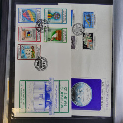 Collection timbres du monde neufs et oblitérés en 8 albums.