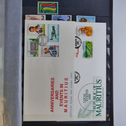 Collection timbres du monde neufs et oblitérés en 8 albums.