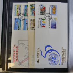 Collection timbres du monde neufs et oblitérés en 8 albums.