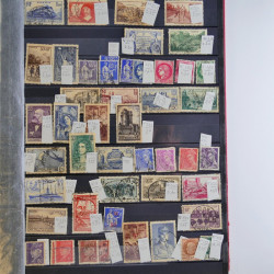 Collection timbres du monde neufs et oblitérés en 8 albums.