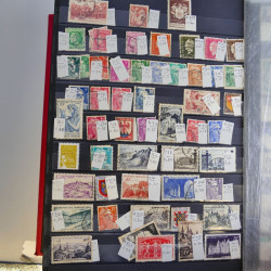 Collection timbres du monde neufs et oblitérés en 8 albums.