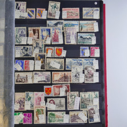 Collection timbres du monde neufs et oblitérés en 8 albums.