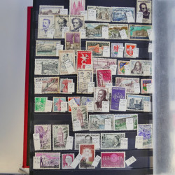 Collection timbres du monde neufs et oblitérés en 8 albums.