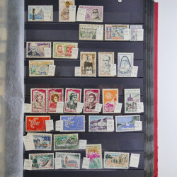 Collection timbres du monde neufs et oblitérés en 8 albums.