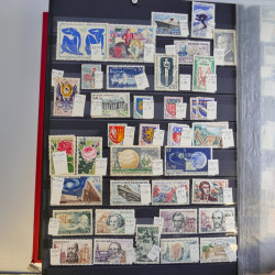 Collection timbres du monde neufs et oblitérés en 8 albums.