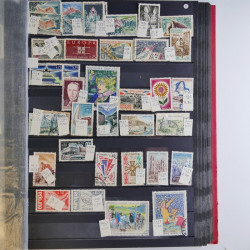 Collection timbres du monde neufs et oblitérés en 8 albums.