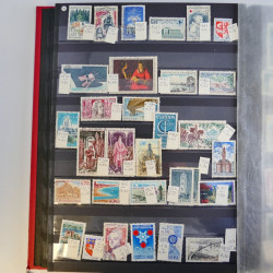 Collection timbres du monde neufs et oblitérés en 8 albums.