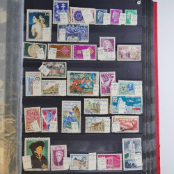 Collection timbres du monde neufs et oblitérés en 8 albums.
