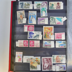 Collection timbres du monde neufs et oblitérés en 8 albums.