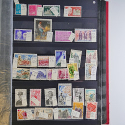Collection timbres du monde neufs et oblitérés en 8 albums.