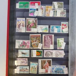 Collection timbres du monde neufs et oblitérés en 8 albums.