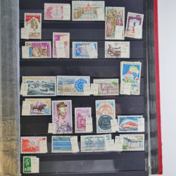 Collection timbres du monde neufs et oblitérés en 8 albums.