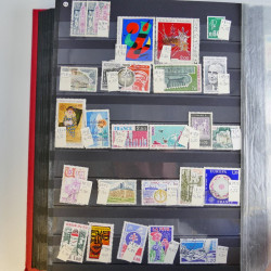 Collection timbres du monde neufs et oblitérés en 8 albums.