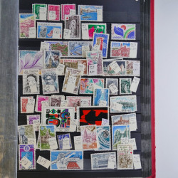 Collection timbres du monde neufs et oblitérés en 8 albums.