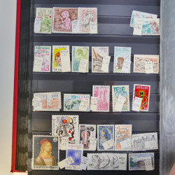 Collection timbres du monde neufs et oblitérés en 8 albums.