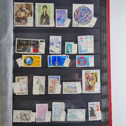 Collection timbres du monde neufs et oblitérés en 8 albums.