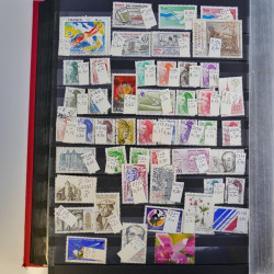 Collection timbres du monde neufs et oblitérés en 8 albums.