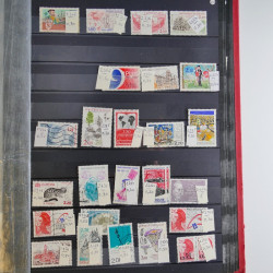 Collection timbres du monde neufs et oblitérés en 8 albums.