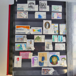 Collection timbres du monde neufs et oblitérés en 8 albums.