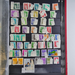 Collection timbres du monde neufs et oblitérés en 8 albums.