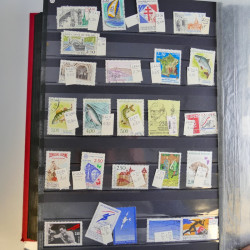 Collection timbres du monde neufs et oblitérés en 8 albums.