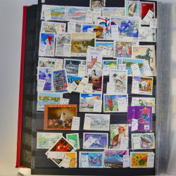 Collection timbres du monde neufs et oblitérés en 8 albums.