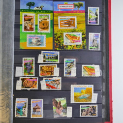 Collection timbres du monde neufs et oblitérés en 8 albums.
