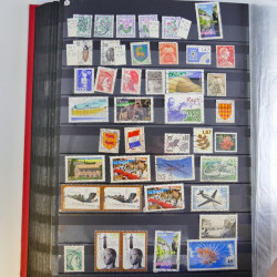 Collection timbres du monde neufs et oblitérés en 8 albums.