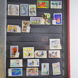 Collection timbres du monde neufs et oblitérés en 8 albums.