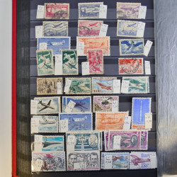 Collection timbres du monde neufs et oblitérés en 8 albums.