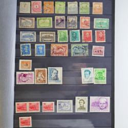 Collection timbres du monde neufs et oblitérés en 8 albums.